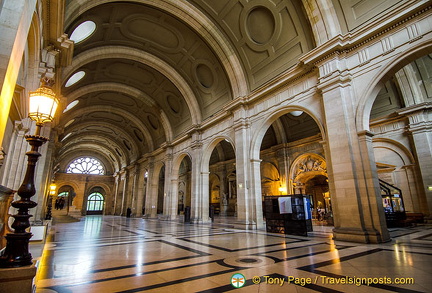 Palais de Justice concourse